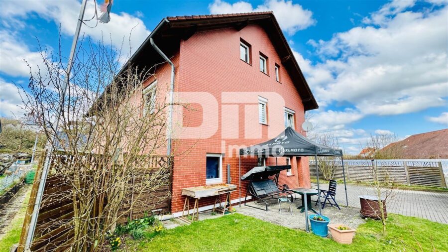 Umfangreich saniertes Zwei- bis Dreifamilienhaus mit Doppelgarage + Carport in idyllischer Lage - Rückansicht